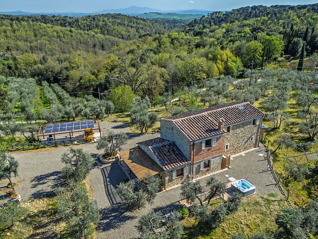 A Restored Tuscan Retreat in Chianti with Breathtaking Views