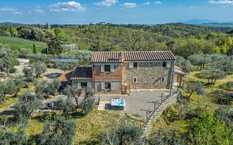 Marielena Authentic Chianti Retreat: Panoramic Views & Private Hot Tub for a Chianti Lifestyle Experience with Private Wine Tasting