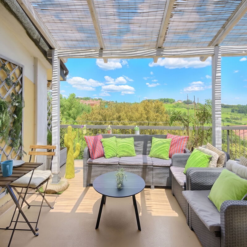 Casamia Sky-High Panoramic Retreat: Penthouse with Easy Parking, 4Br