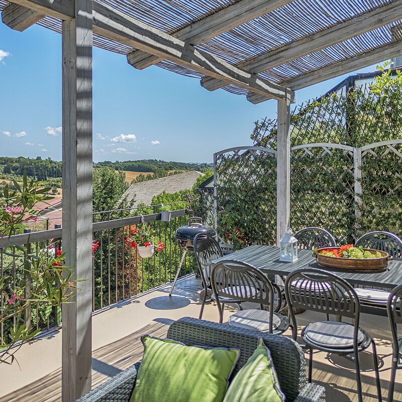 Casamia Tuscan Oasis: 4Br Panoramic Penthouse, Sky-High Retreat with Private Hot Tub & Easy Parking: Balcone / Terrazza / Patio