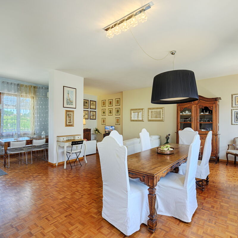 Casamia Tuscan Oasis: 4Br Panoramic Penthouse, Sky-High Retreat with Private Hot Tub & Easy Parking: Autunno, Caratteristiche, Estate, Inverno, Primavera, Sala da pranzo, Servizi