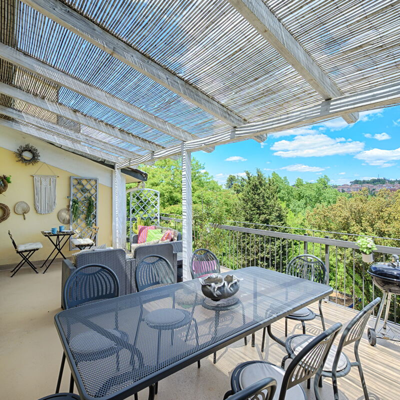 Casamia Tuscan Oasis: 4Br Panoramic Penthouse, Sky-High Retreat with Private Hot Tub & Easy Parking: all'aperto, Autunno, Balcone / Terrazza / Patio, Estate, Inverno, Primavera, Vista Panoramica