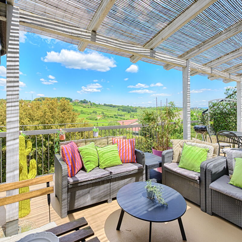 Casamia Tuscan Oasis: 4Br Panoramic Penthouse, Sky-High Retreat with Private Hot Tub & Easy Parking: all'aperto, Autunno, Balcone / Terrazza / Patio, Città, Estate, Esterni, Inverno, Primavera, Vista Panoramica