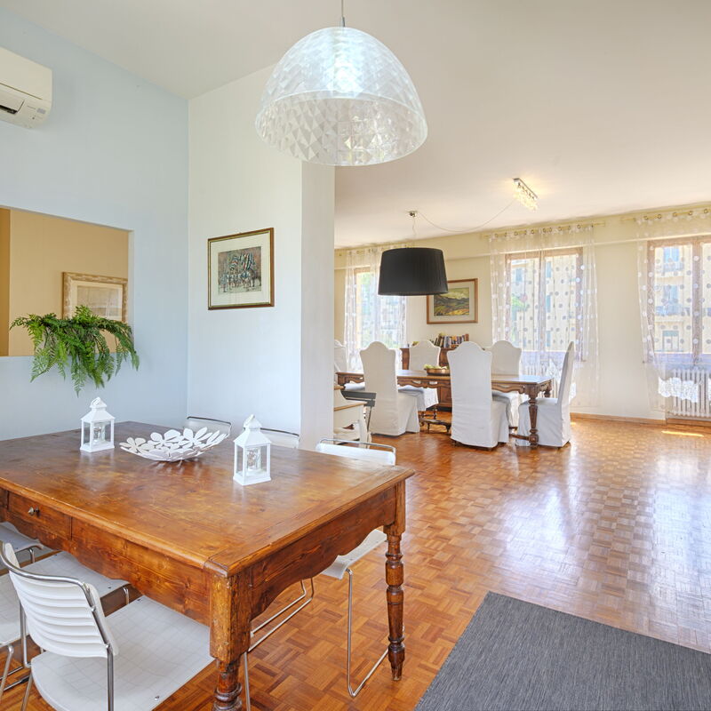 Casamia Tuscan Oasis: 4Br Panoramic Penthouse, Sky-High Retreat with Private Hot Tub & Easy Parking: Autunno, Estate, Inverno, Primavera, Sala da pranzo, Soggiorno