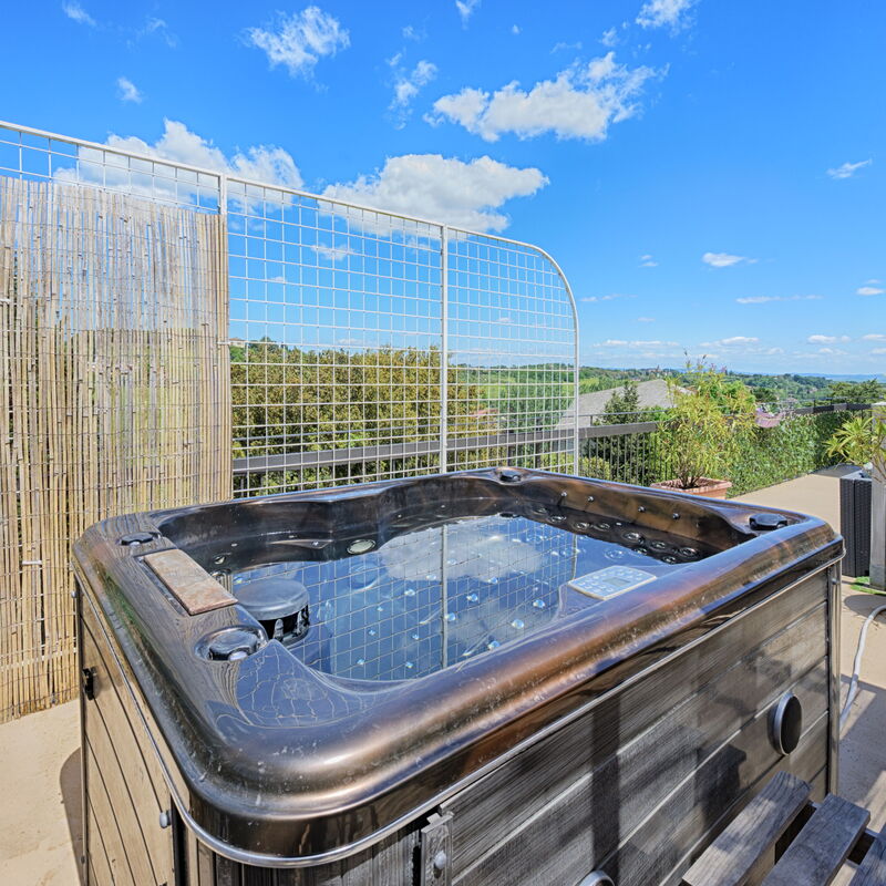 Casamia Tuscan Oasis: 4Br Panoramic Penthouse, Sky-High Retreat with Private Hot Tub & Easy Parking: all'aperto, Autunno, Balcone / Terrazza / Patio, Benessere, Estate, Idromassaggio, Inverno, Primavera, Vista Panoramica