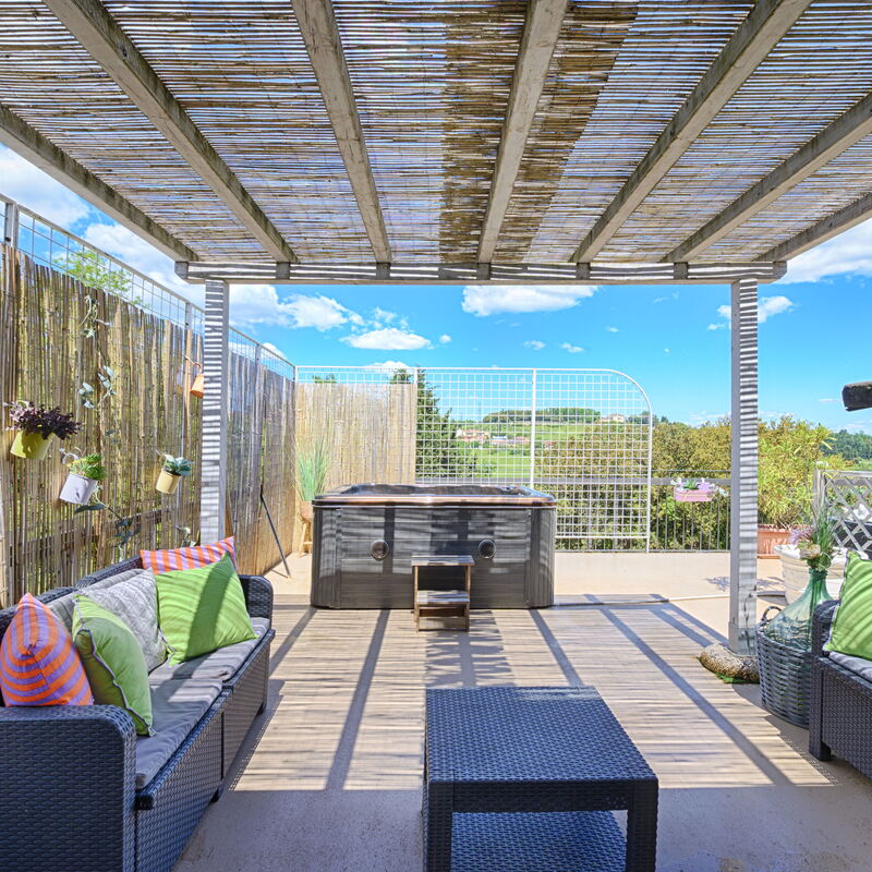 Casamia Tuscan Oasis: 4Br Panoramic Penthouse, Sky-High Retreat with Private Hot Tub & Easy Parking: all'aperto, Autunno, Balcone / Terrazza / Patio, Benessere, Estate, Idromassaggio, Inverno, Primavera, Vista Panoramica