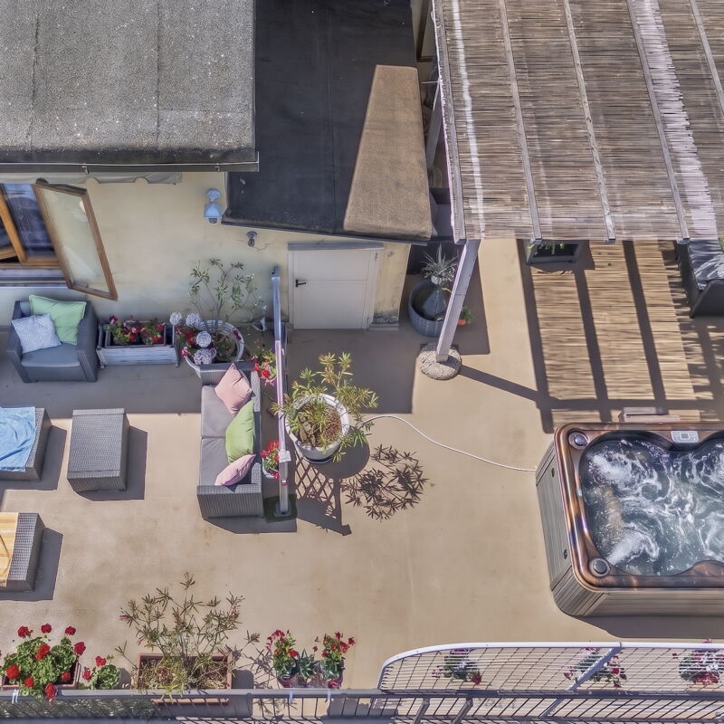 Casamia Sky-High Panoramic Retreat: Penthouse with Easy Parking, 4Br