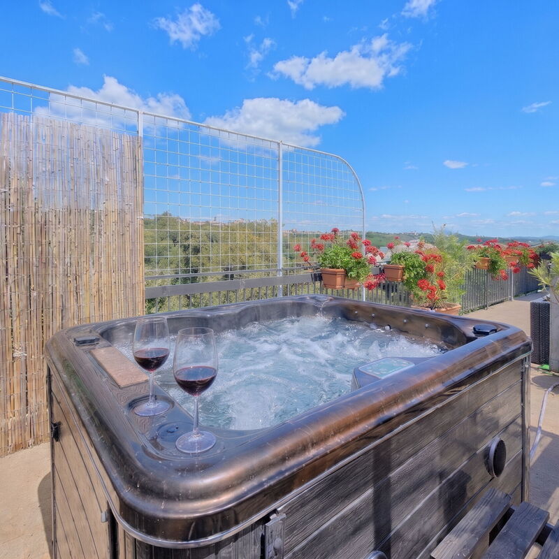 Casamia Sky-High Panoramic Retreat: Penthouse with Easy Parking, 4Br