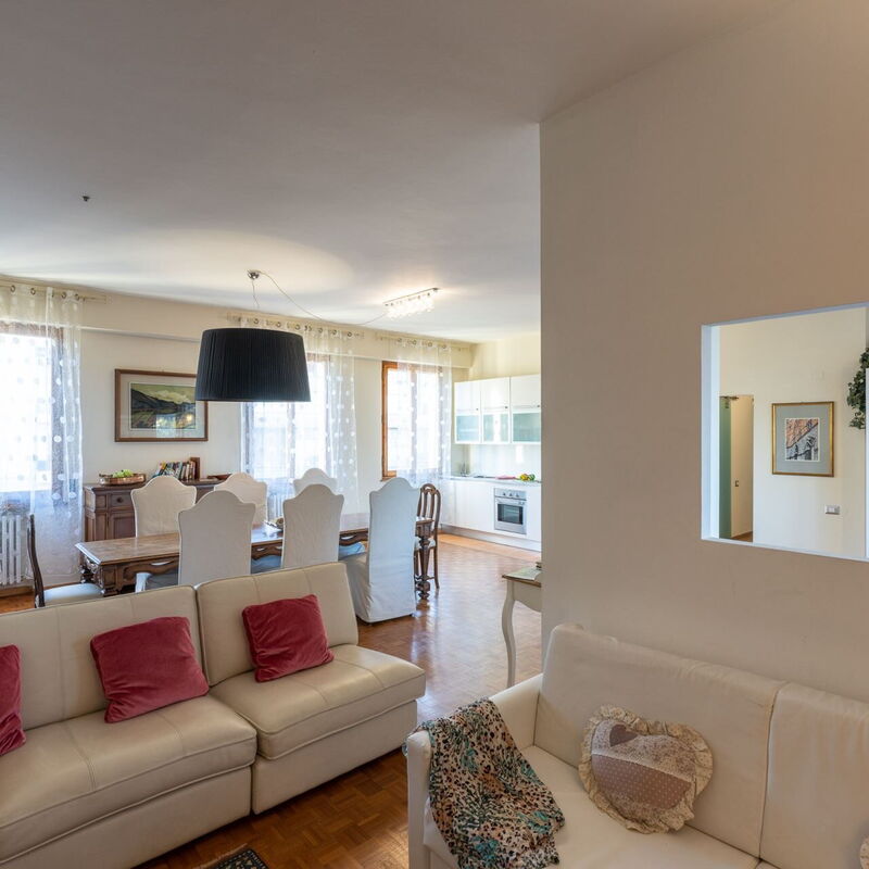 Casamia Tuscan Oasis: 4Br Panoramic Penthouse, Sky-High Retreat with Private Hot Tub & Easy Parking: Autunno, Caratteristiche, Estate, Inverno, Primavera, Soggiorno