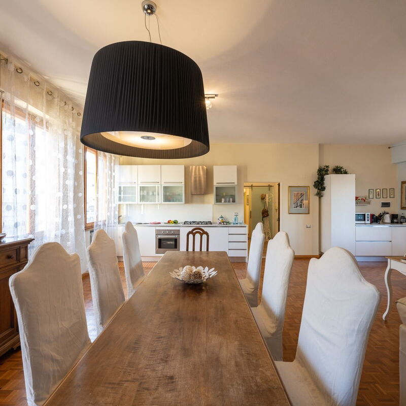 Casamia Tuscan Oasis: 4Br Panoramic Penthouse, Sky-High Retreat with Private Hot Tub & Easy Parking: Autunno, Estate, Inverno, Primavera, Sala da pranzo, Soggiorno