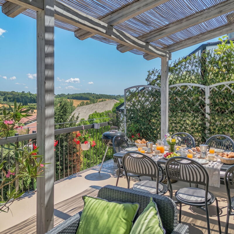 Casamia Sky-High Panoramic Retreat: Penthouse with Easy Parking, 4Br