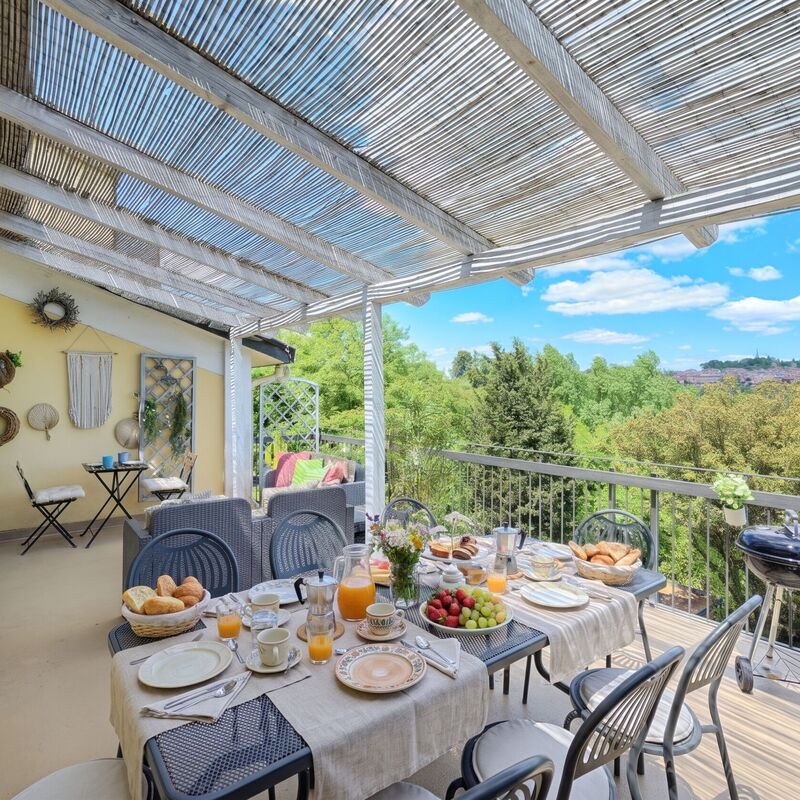 Casamia Sky-High Panoramic Retreat: Penthouse with Easy Parking, 4Br