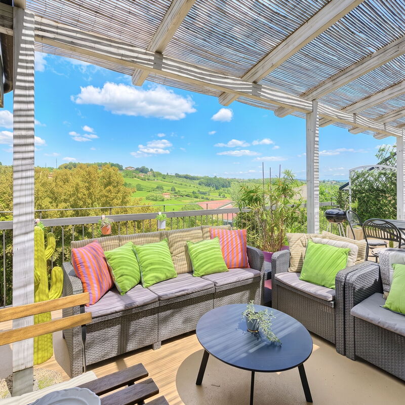 Casamia Sky-High Panoramic Retreat: Penthouse with Easy Parking, 4Br
