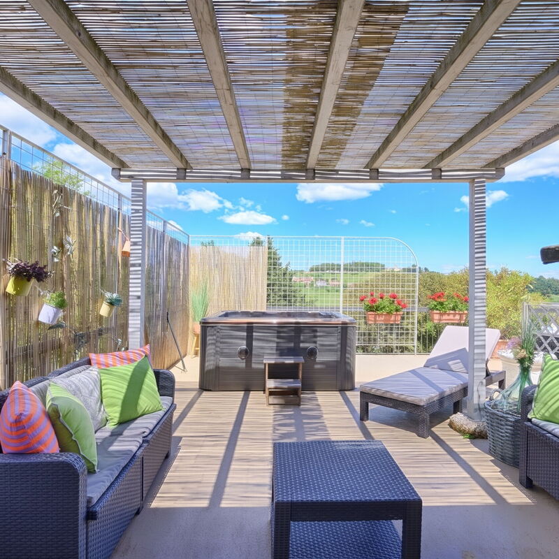 Casamia Sky-High Panoramic Retreat: Penthouse with Easy Parking, 4Br