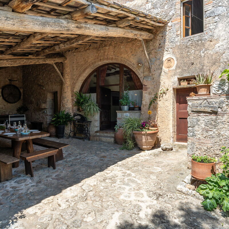 Podere Lorena, Charming Tuscan Farmhouse