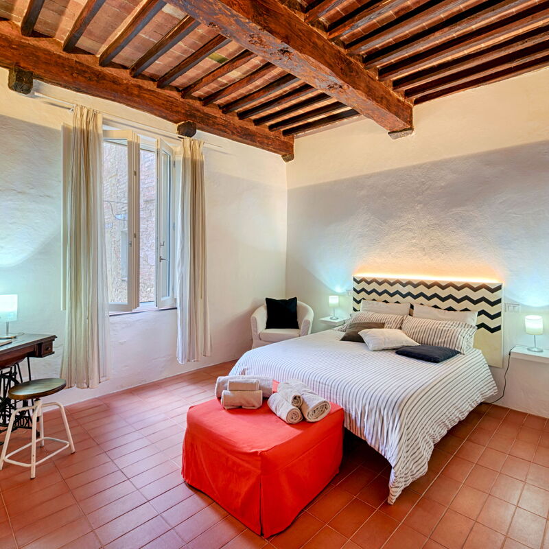 The Silent Courtyard Retreat: Spacious 2-Bedroom Sanctuary Steps from Piazza del Campo