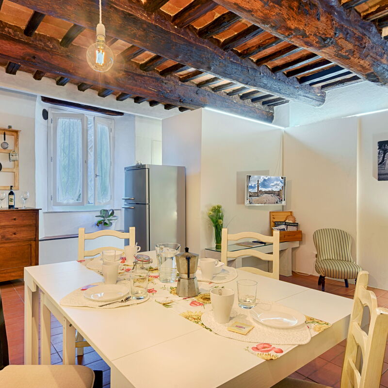 The Silent Courtyard Retreat: Spacious 2-Bedroom Sanctuary Steps from Piazza del Campo