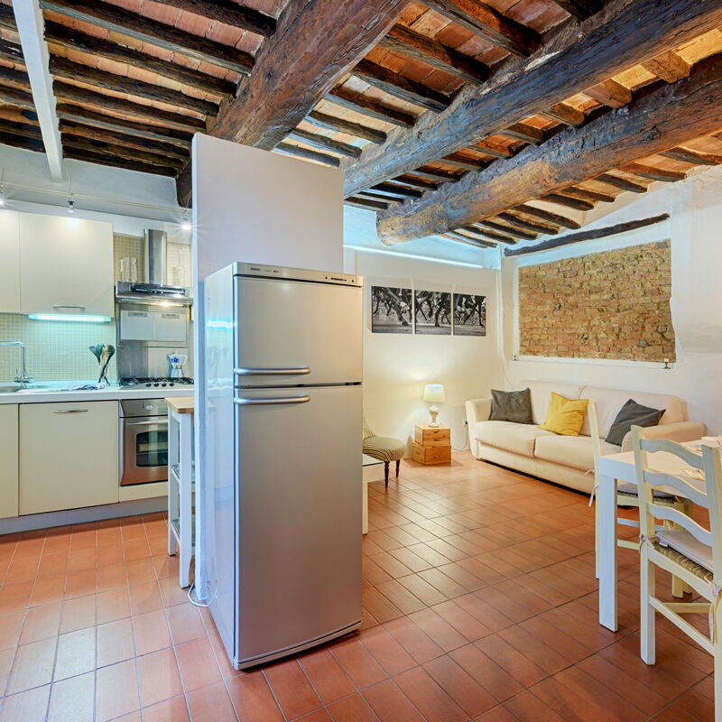 The Silent Courtyard Retreat: Spacious 2-Bedroom Sanctuary Steps from Piazza del Campo
