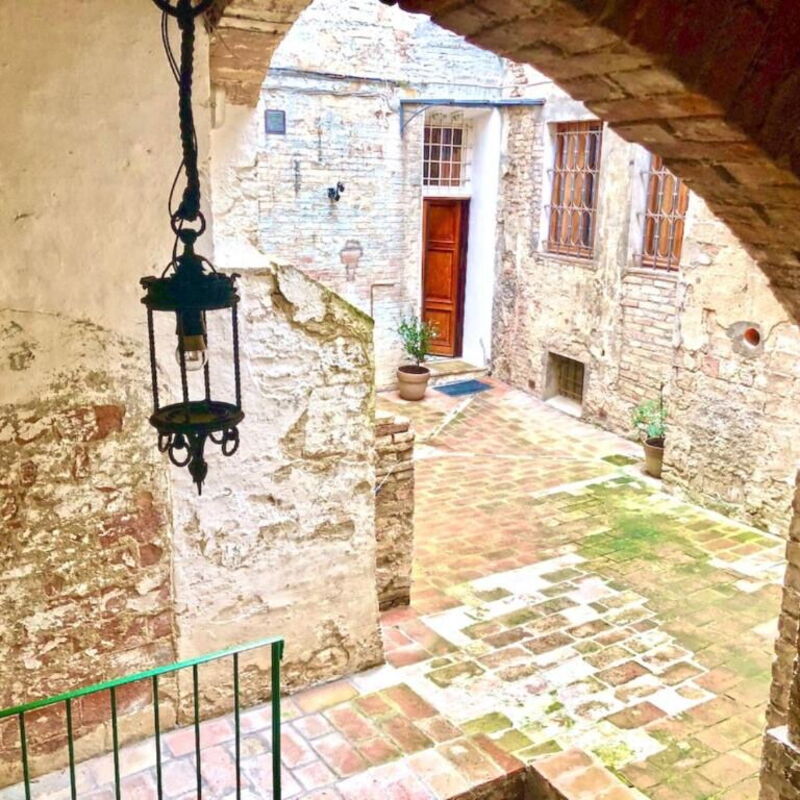 The Silent Courtyard Retreat: Spacious 2-Bedroom Sanctuary Steps from Piazza del Campo