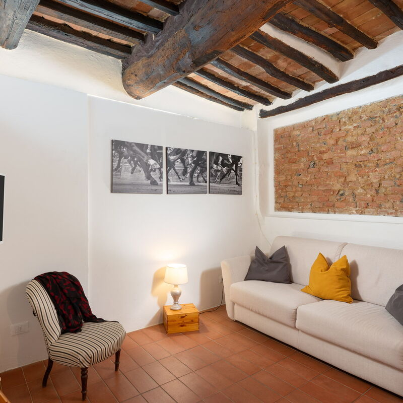 The Silent Courtyard Retreat: Spacious 2-Bedroom Sanctuary Steps from Piazza del Campo