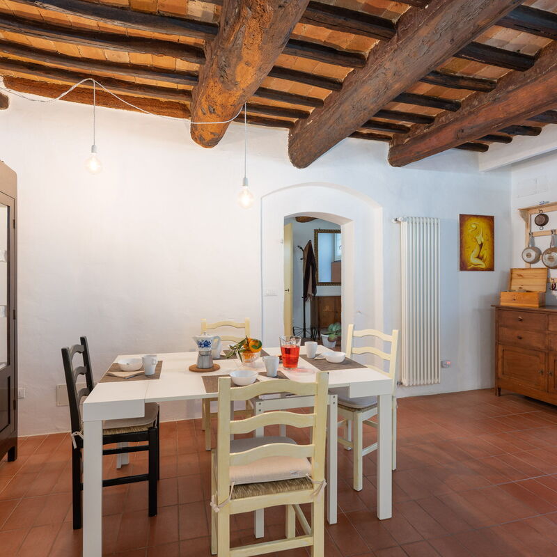 The Silent Courtyard Retreat: Spacious 2-Bedroom Sanctuary Steps from Piazza del Campo