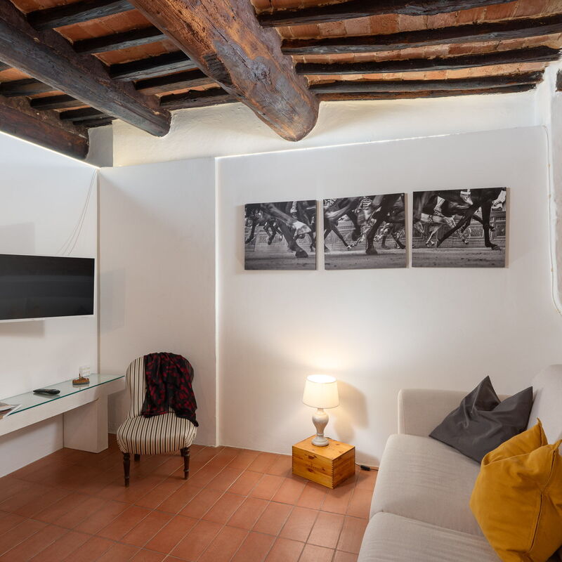 The Silent Courtyard Retreat: Spacious 2-Bedroom Sanctuary Steps from Piazza del Campo