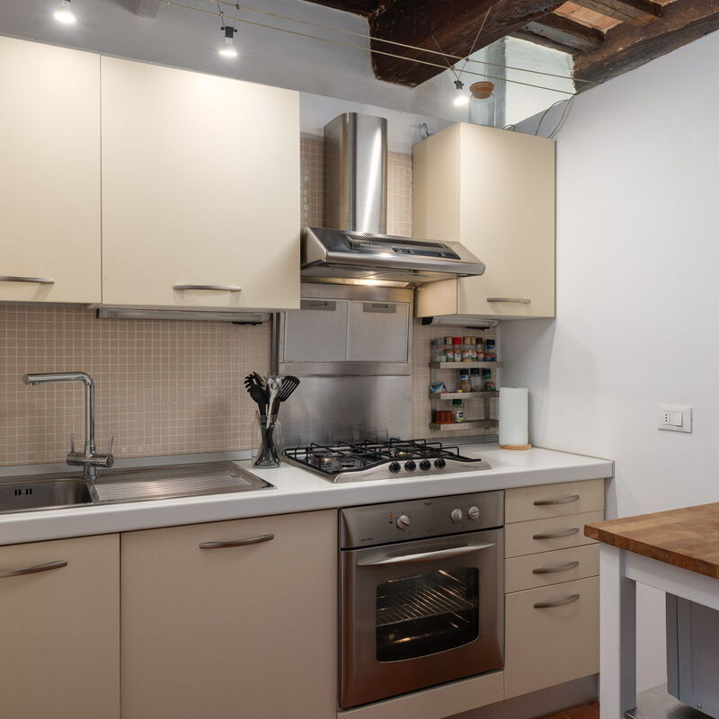 The Silent Courtyard Retreat: Spacious 2-Bedroom Sanctuary Steps from Piazza del Campo